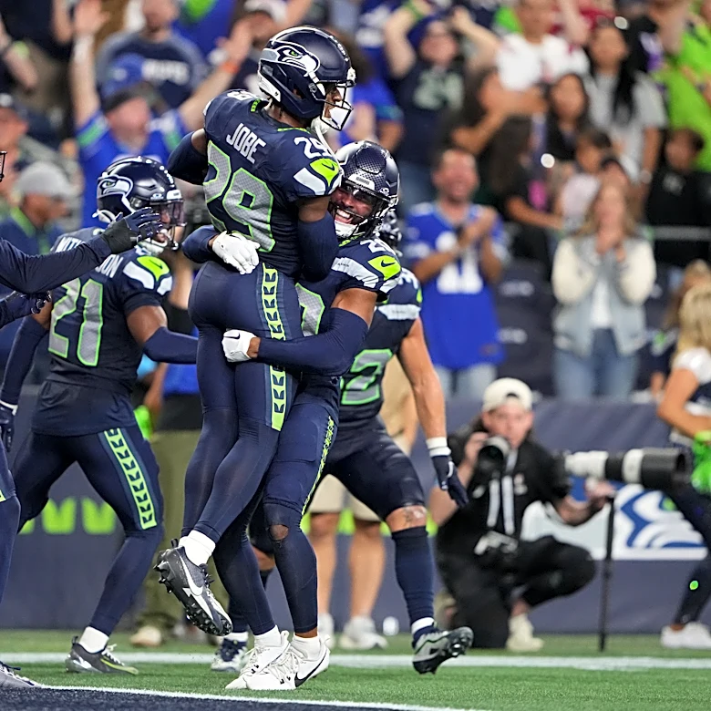 Dark Side defense helps Seahawks overcome an injury to Sam Darnold to win the opener