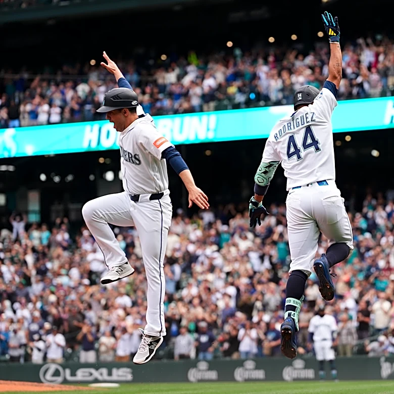 DeGrom retires first 15 batters, Rodríguez hits 3-run homer off bullpen as Mariners beat Texas 4-3