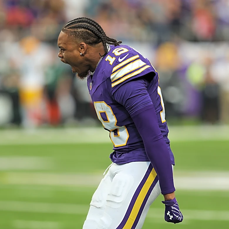 Vikings close with 29 straight points to beat rival Packers as Wentz replaces injured Murray