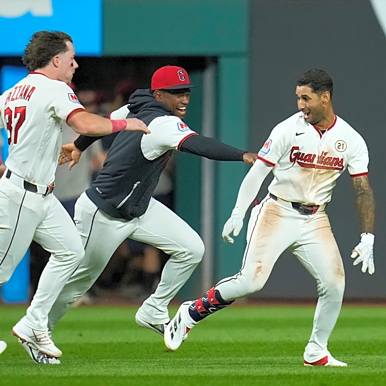 Rocchio delivers 2-run double in 9th, Guardians rally to stun White Sox 7-6 and tighten AL Central