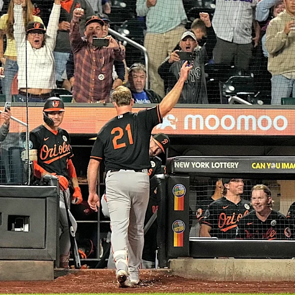 Pete Alonso hits 300th homer to tie game in 9th against Mets and gets rare curtain call on road