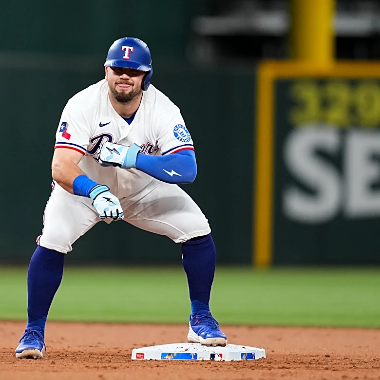 Rangers reach .500 again and tie for AL West lead with 7-3 victory over Red Sox