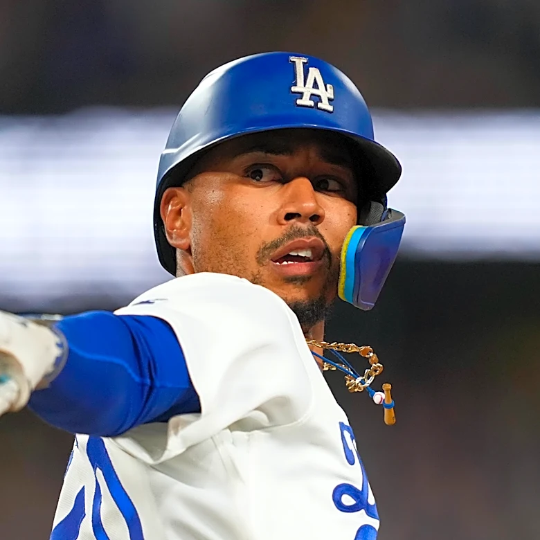 Mookie Betts homers twice and Dodgers go back-to-back twice in 8th inning of 8-2 win over Giants