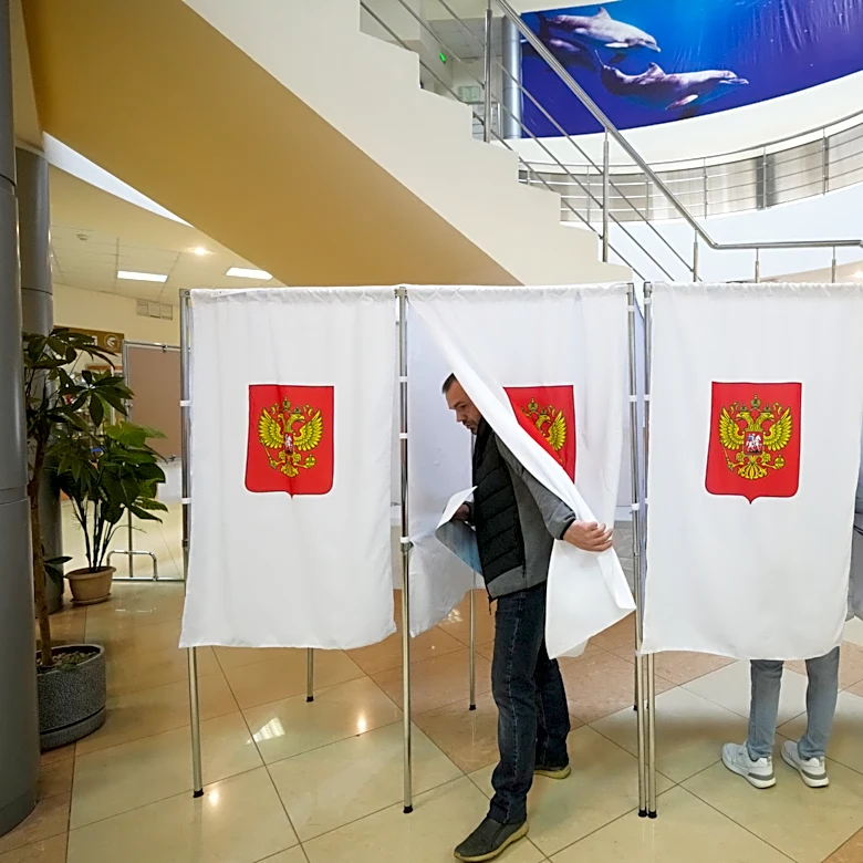 Russian election observer loses consciousness during arrest by police, opposition party says