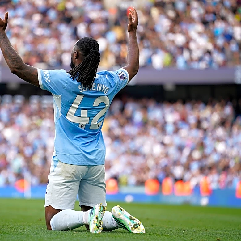 Man City wins 8-goal thriller against Sunderland, Man United rescues late draw