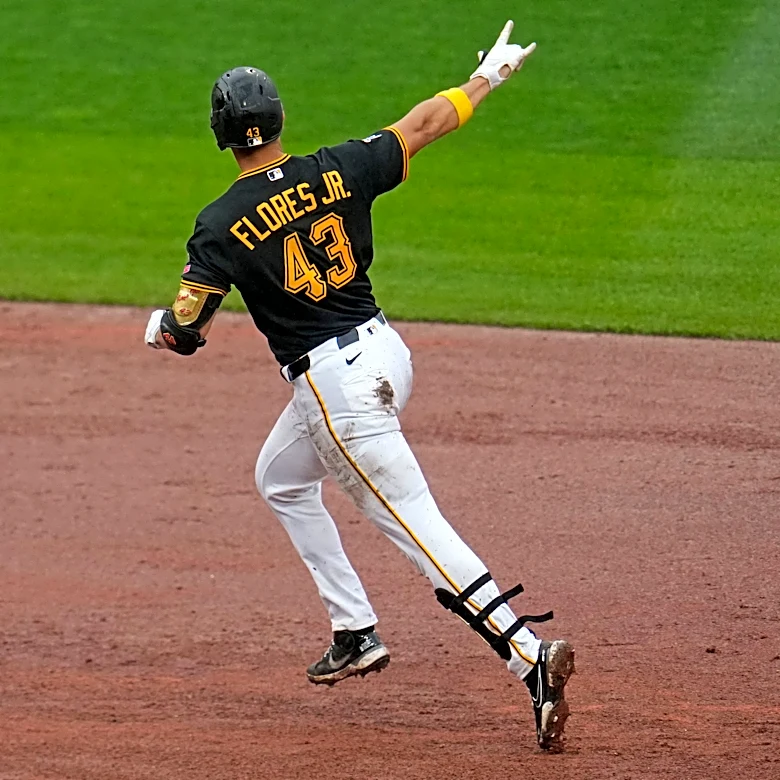 Flores Jr. hits go-ahead, 2-run homer in 8th as Pirates rally for 4-3 win and series sweep of Royals