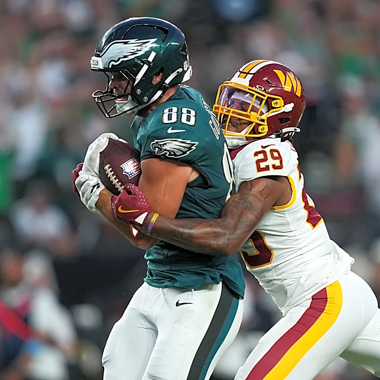 Eagles bringing back fan favorite tight end Zach Ertz, AP sources say
