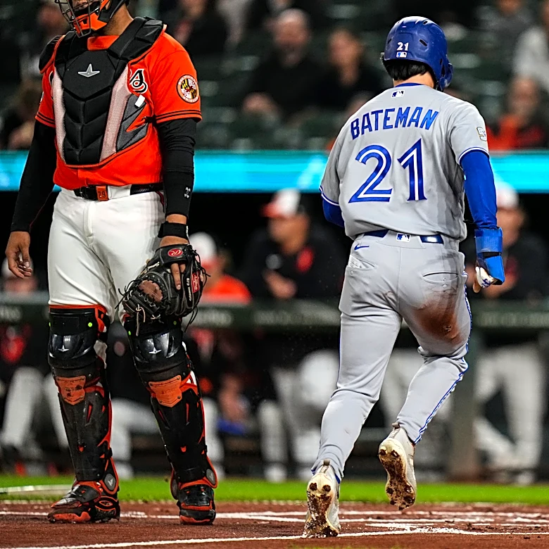Blue Jays center fielder Brett Bateman injures hip while making sliding catch against Orioles