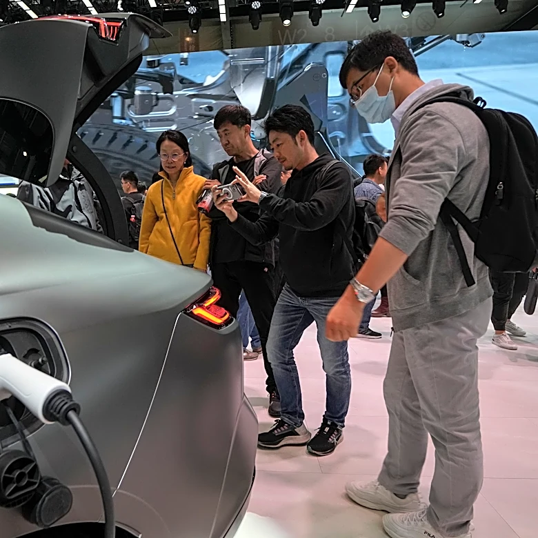 Chinese auto companies race ahead on EV technology, achieving 5-minute ultrafast charging