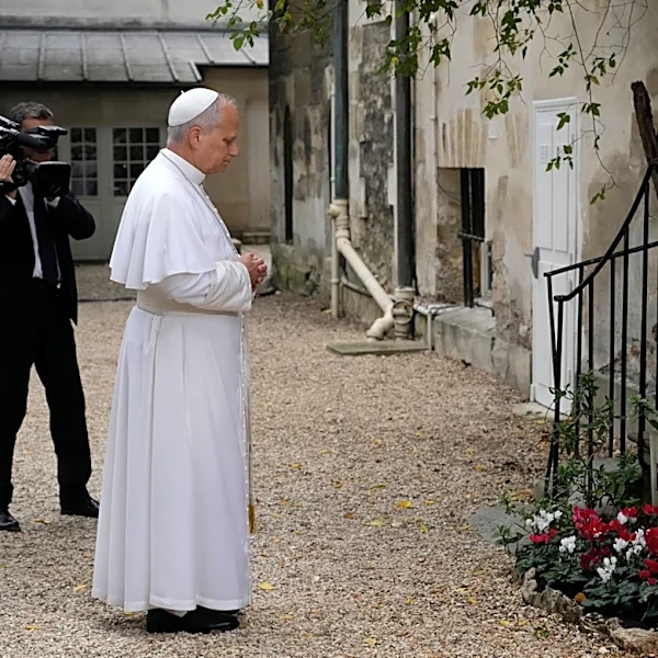 Hundreds of thousands turn out for Pope Leo's popemobile parade along Champs-Élysées ahead of Mass