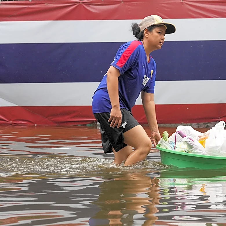 Rain eases in Bangkok but persistent flooding forces thousands to leave home