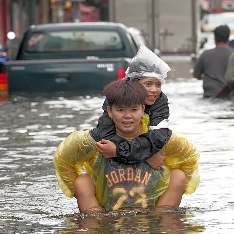 Bangkok floodwaters begin to ease after torrential rains affect 700,000 people