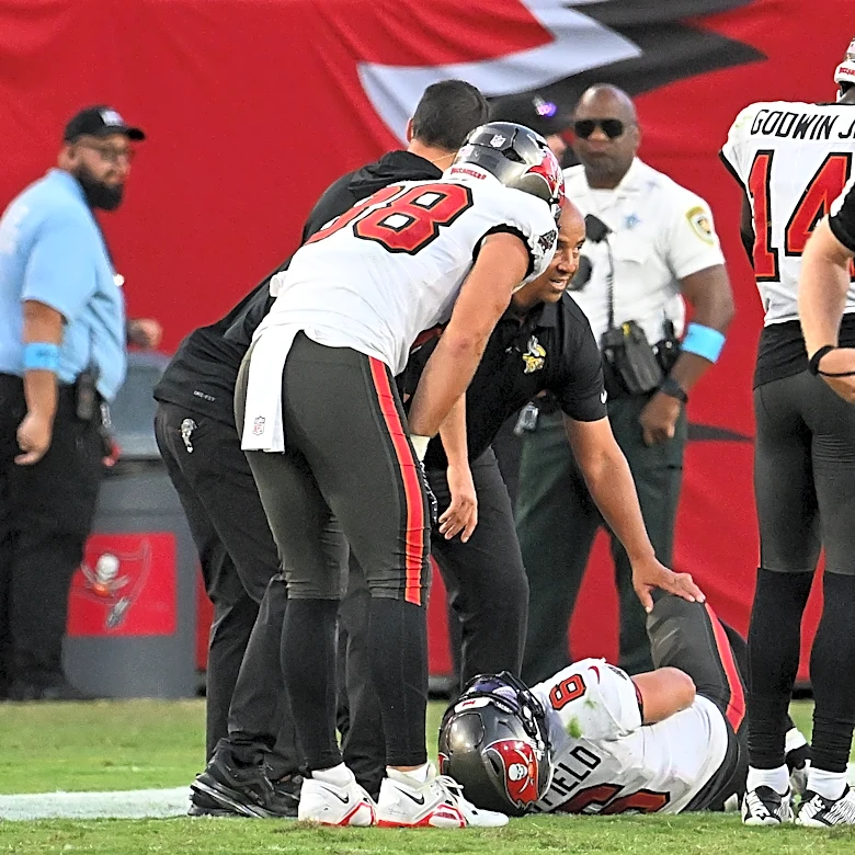 Baker Mayfield is expected to miss at least 3 weeks after dislocating his right thumb, Bucs say