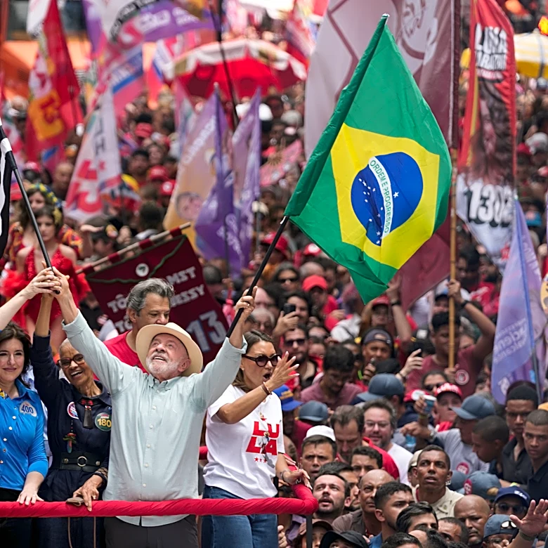 Brazil's Lula and Flávio Bolsonaro campaign in powerhouse state ahead of Sunday's presidential vote