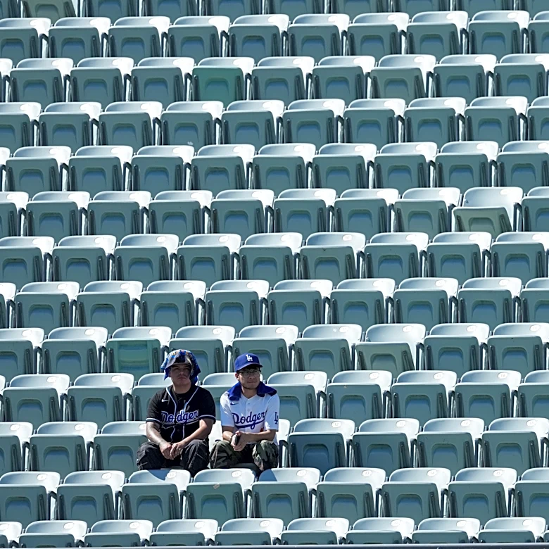 Blazing triple-digit heat bears down on Braves-Dodgers NLDS opener in Los Angeles