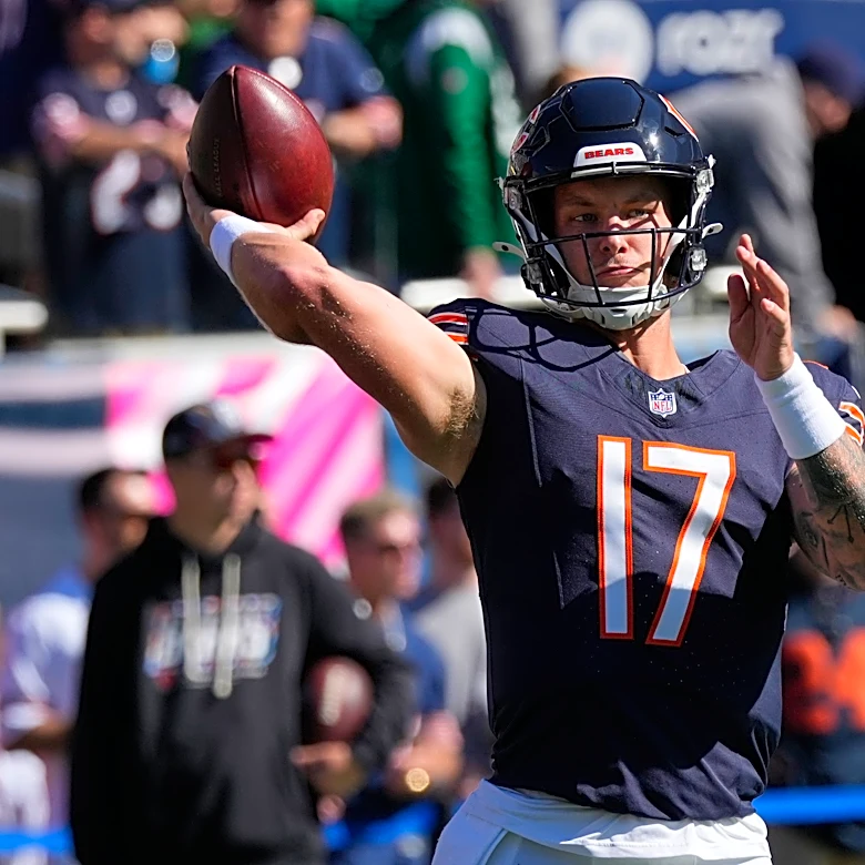 Case Keenum starts at quarterback for the Bears before Tyson Bagent takes over after 1 play