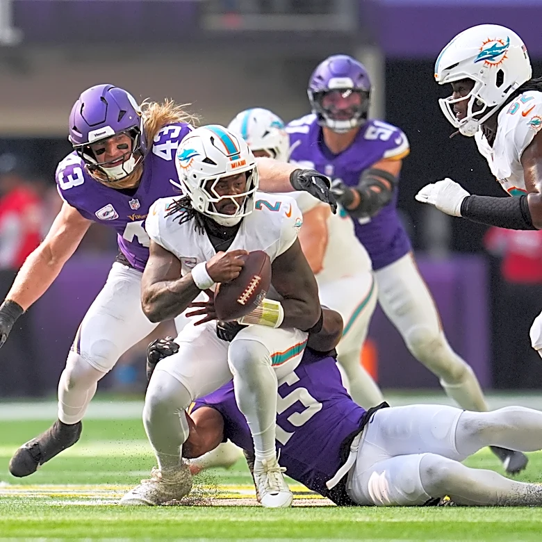 Unbeaten Vikings keep Dolphins winless with dominant defense, Reichard's kicks, Hockenson's catches
