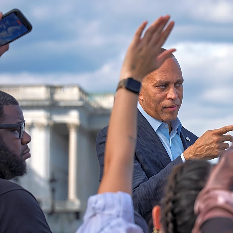 Jeffries says House Democrats reaching to flip Trump districts in attempt to repeat their 2018 sweep