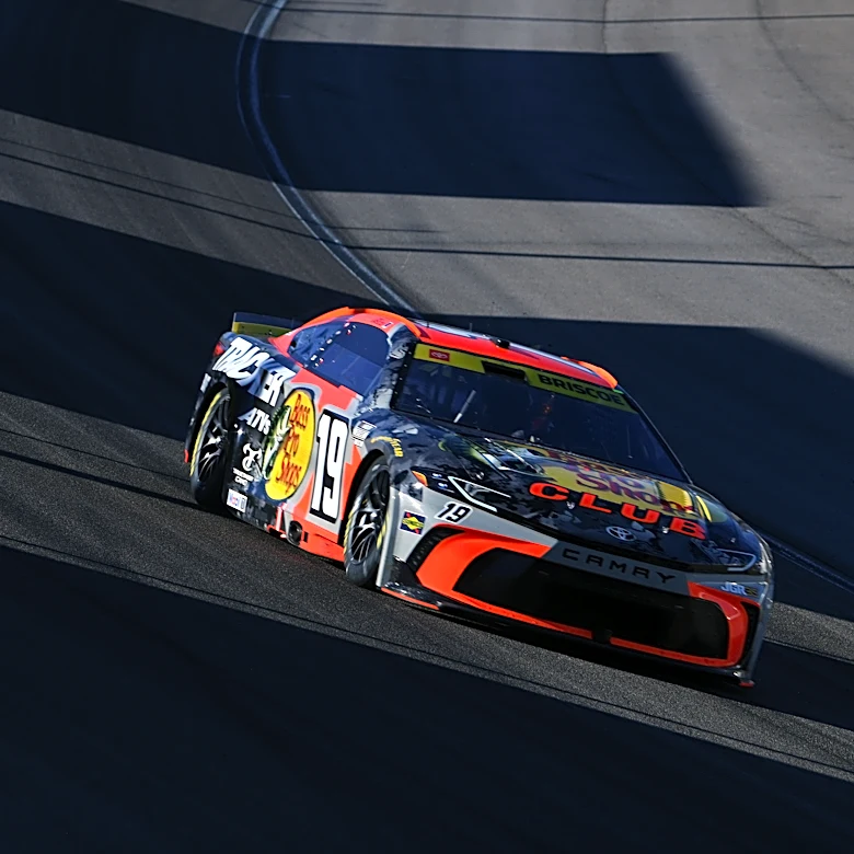 Chase Briscoe fends off Kyle Larson’s last-lap surge to win in Las Vegas