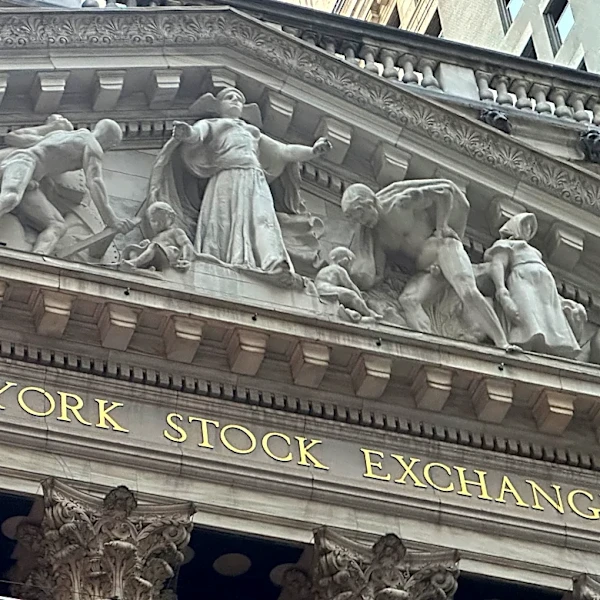 US stocks hold near their records after oil prices swing lower