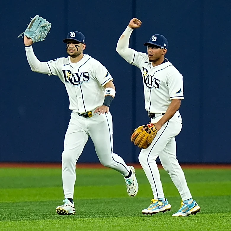 Yankees rookie Spencer Jones flies out off catwalk in Game 2 of ALDS at Tropicana Field