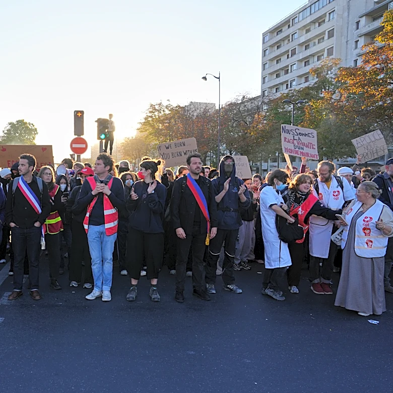 Protesting pupils blockade French high schools again, testing a weekslong movement
