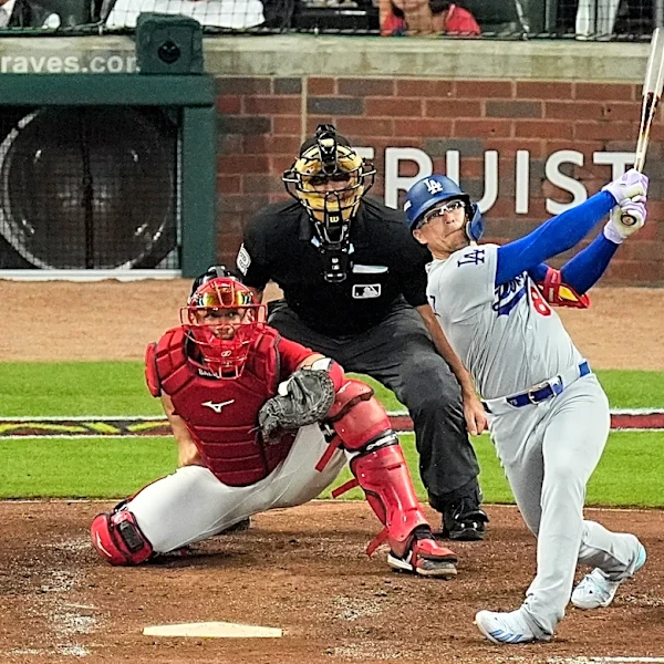 Kiké Hernández continues clutch postseason hitting for Dodgers with a 2-run homer off Chris Sale