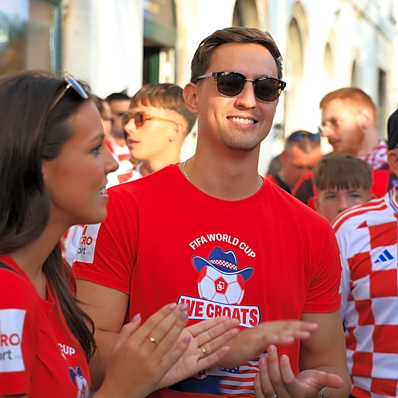 US newlyweds tour Croatia after fans photobomb their wedding shoot