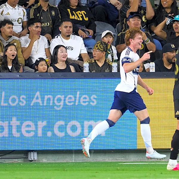 Oliver Larraz scores a goal for 10-man Whitecaps in 1-1 tie with LAFC