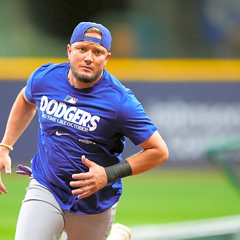 Dodgers keep infielder Miguel Rojas on their NLCS roster against the Brewers