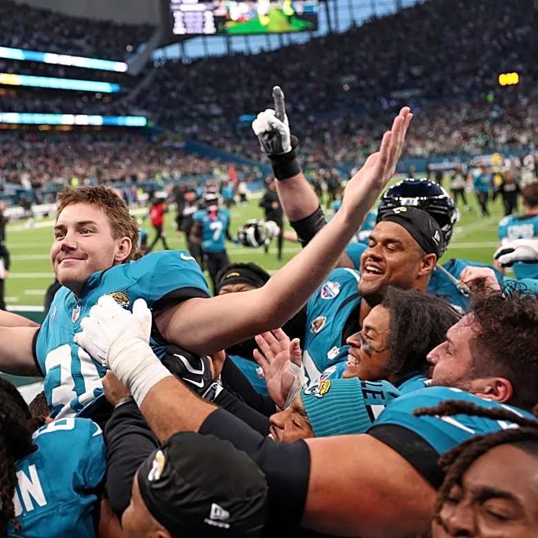 Cam Little's 57-yard FG gives Jaguars 19-17 win over Eagles in wild finish in London