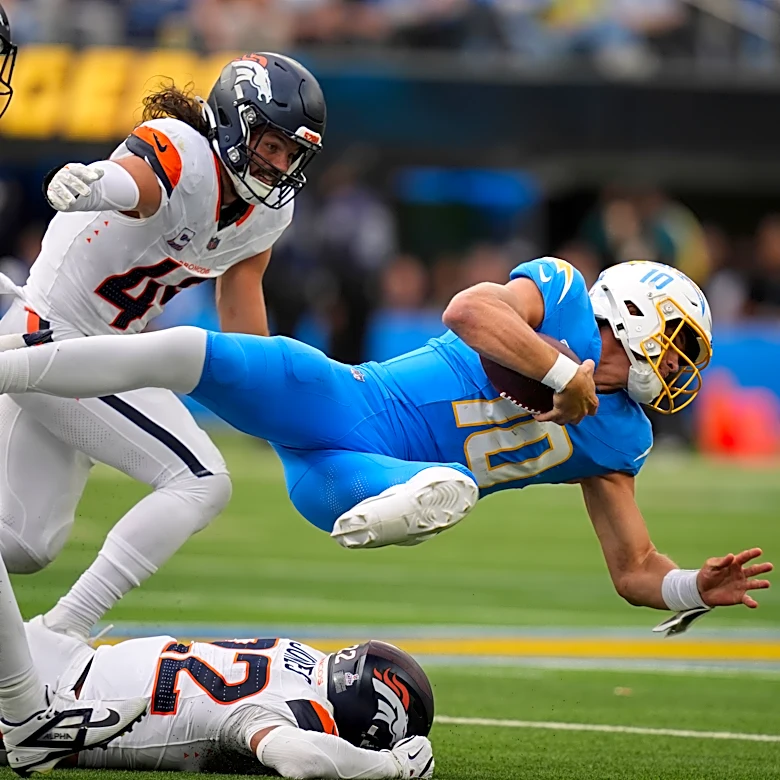 Broncos defense keeps Denver competitive while offense remains shaky