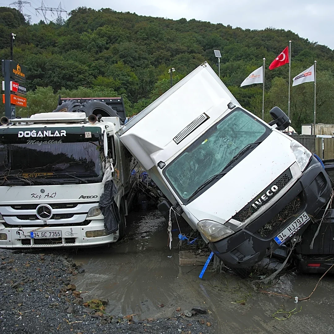 Heavy rain shuts down Istanbul, causing flooding and 2 deaths
