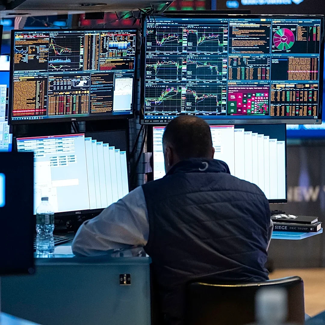 US stock indexes off to mixed start as tech sector weighs on market