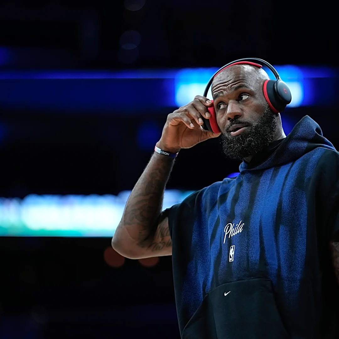 LeBron James tosses chalk, gets 76ers intro for 1st time in Philadelphia in front of roaring fans