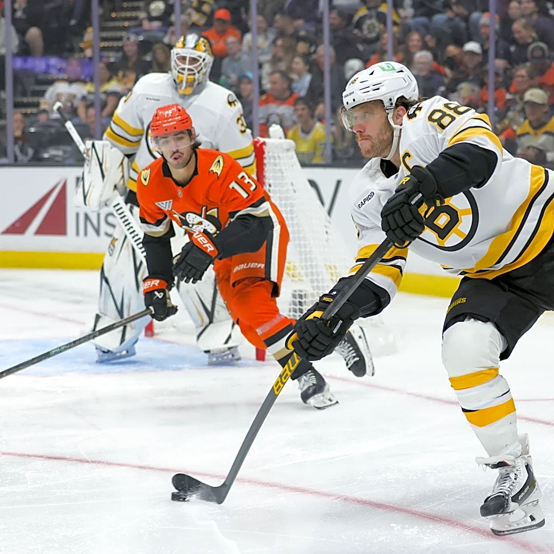 Elias Lindholm's big 3rd period sparks streaking Bruins' comeback for 4-2 win over Ducks
