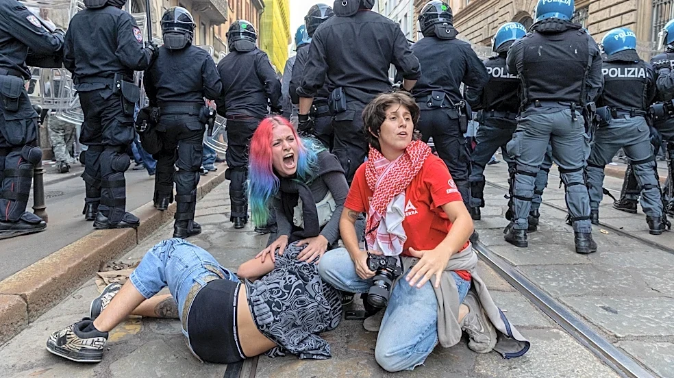 Rioters loot stores, set fires in central Milan during cost-of-living protest