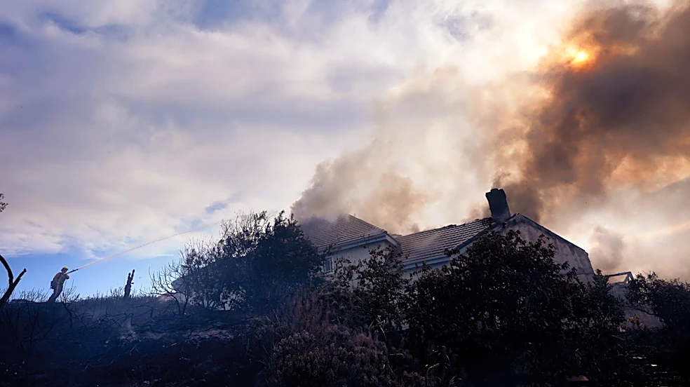 Firefighters gain ground on Southern California blaze, allowing thousands to return home