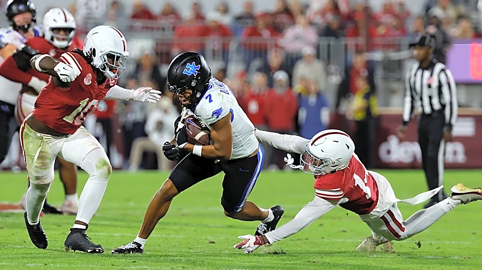 No. 15 Kentucky rallies to beat Oklahoma 21-13 and move into a tie for the SEC lead