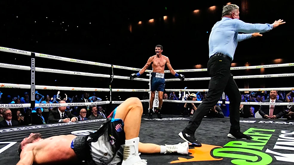 Fundora stops Hadribeaj in final second, keeps undisputed title hopes alive