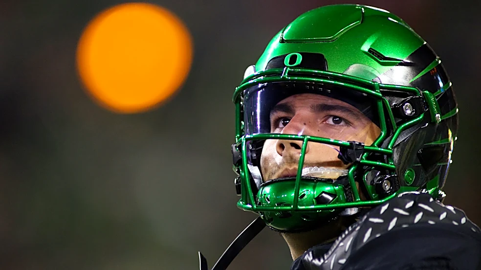 Raiola's 4-yard touchdown pass with 28 seconds left gives Oregon a 17-14 win over Nebraska