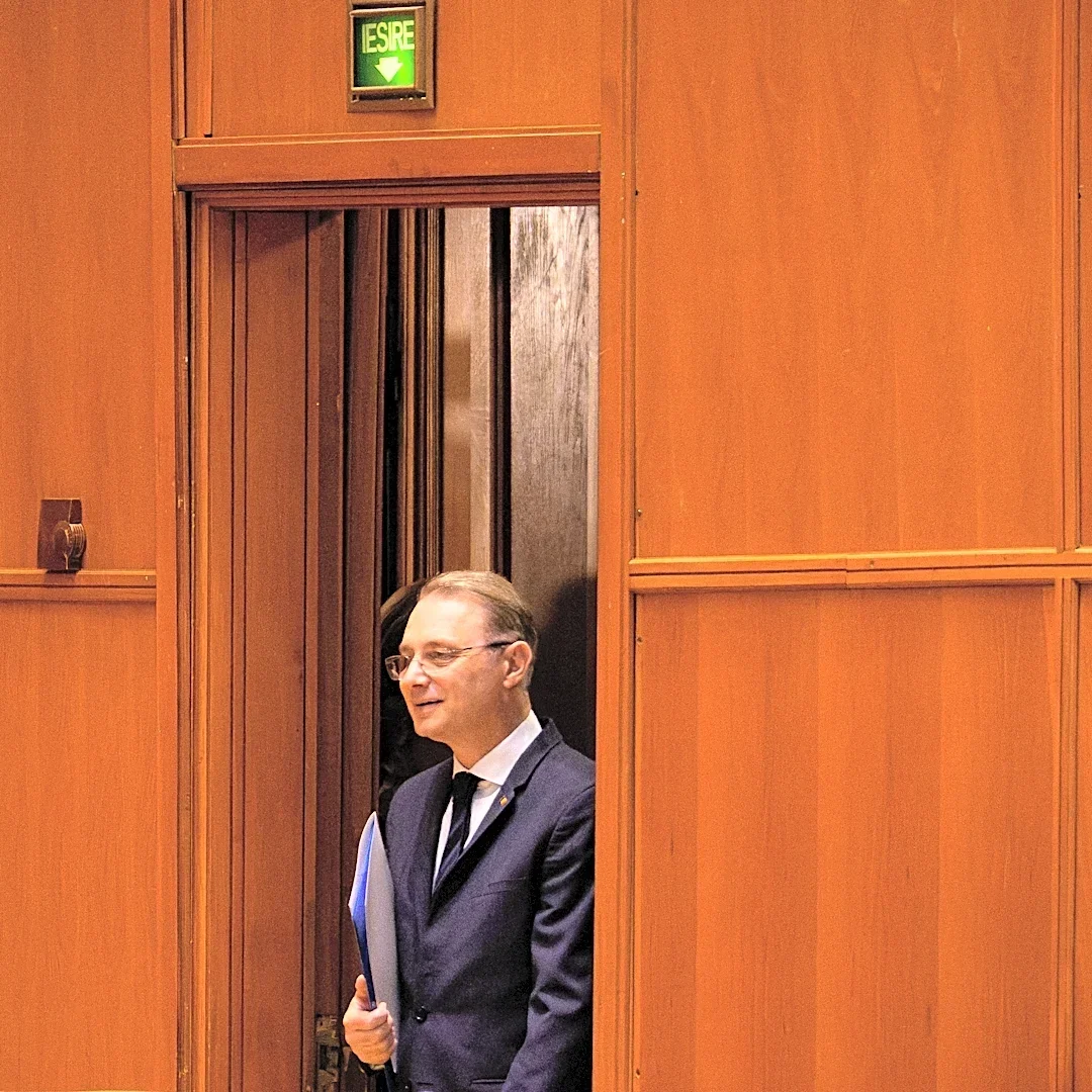 Romanian lawmakers back Cabinet of independent Luca Niculescu seeking to end a months-long crisis