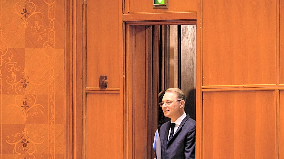 Romanian lawmakers back a minority government to end monthslong stalemate