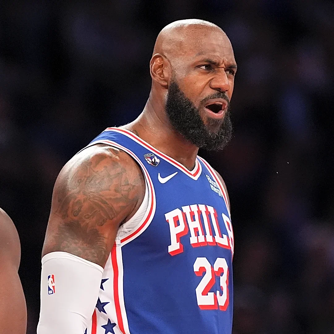 LeBron James talks smack with Knicks fans, drops 14 points in victorious 76ers debut