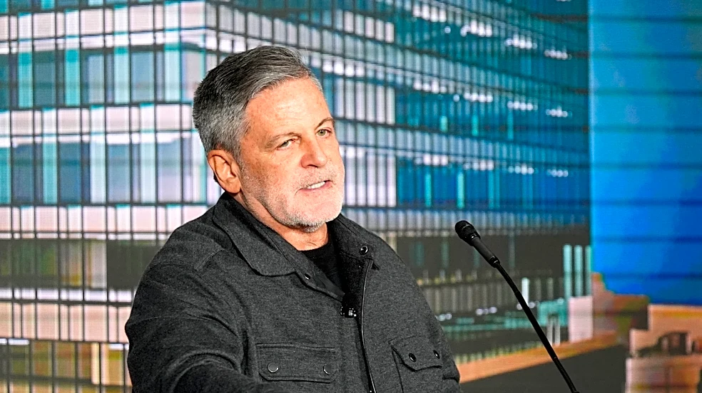 Dan Gilbert pledges $1 billion to redevelop Detroit's Renaissance Center
