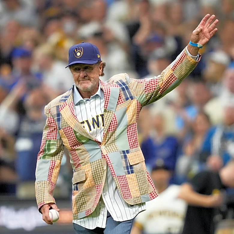 Robin Yount and Brewers' broadcast team pay tribute to Bob Uecker by borrowing from his wardrobe