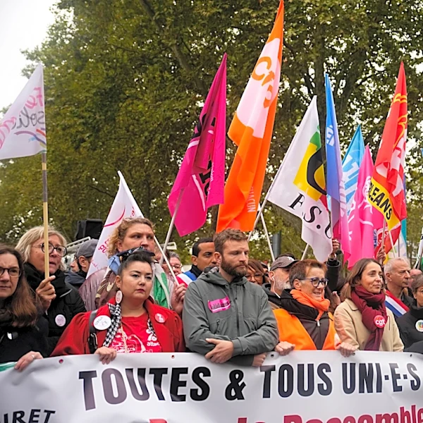 Paris museums close as France deploys thousands of police for new protests