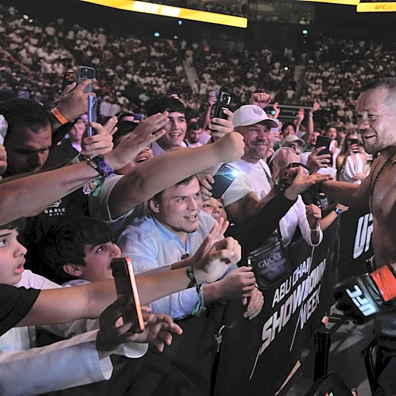 Alexander Volkanovski stops Movsar Evloev in 2nd round to retain featherweight title at UFC 333