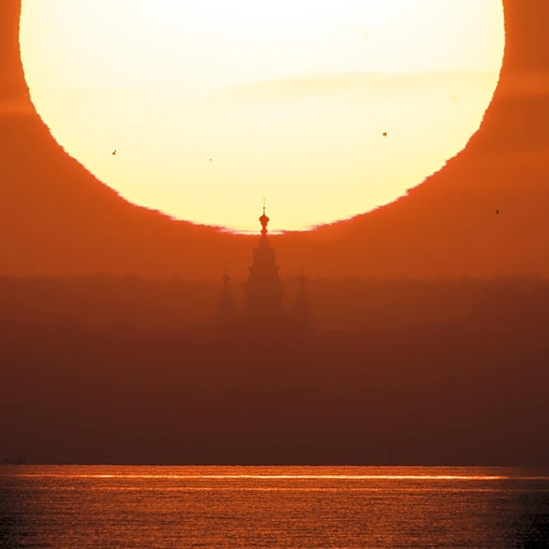 A rare clear sky delivers Lovetsky’s long-awaited sunset shot over St. Petersburg