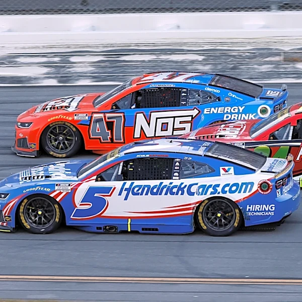 Chase leader Kyle Larson has easier path to 3rd NASCAR championship after surviving Talladega chaos